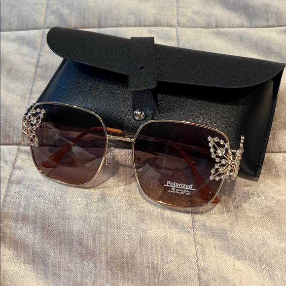 Elegant Gold Polarized Sunglasses Butterflies Crystal Accents New with case - Picture 10 of 10